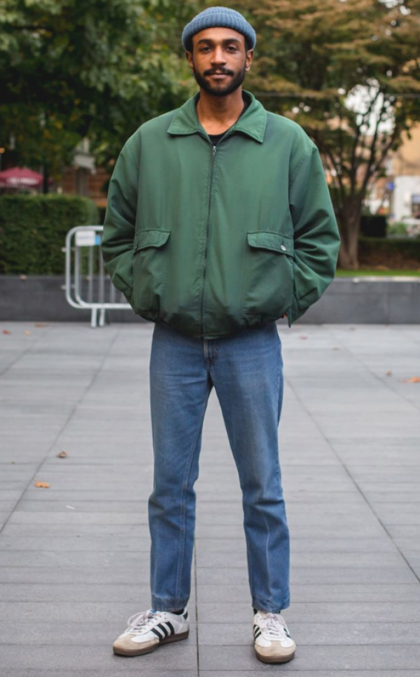 Harrington jacket dengan tampilan oversize